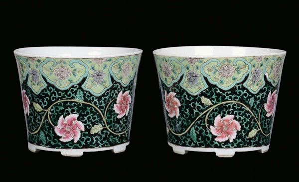 Coppia di cachepot in porcellana a decoro floreale su fondo nero, Cina, Dinastia Qing, XIX secolo