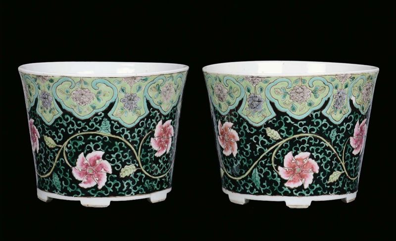 A pair of porcelain cachepot with floral decoration on black background, China, Qing Dynasty, 19th centuryWith certificate of Hong Kong provenance  - Auction Fine Chinese Works of Art - Cambi Casa d'Aste