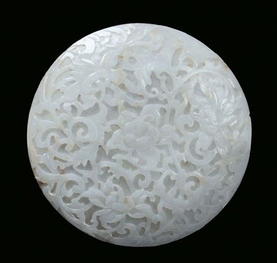 Placca Rotonda in Giada Bianca Scolpita a Motivo Vegetale, Cina, Dinastia Qing, XIX Secolo