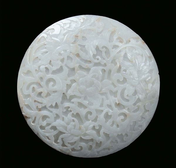 Placca rotonda in giada bianca scolpita a motivo vegetale, Cina, Dinastia Qing, XIX secolo