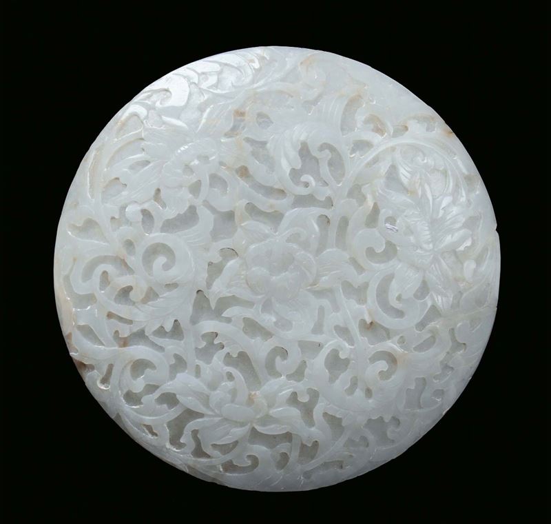 Placca rotonda in giada bianca scolpita a motivo vegetale, Cina, Dinastia Qing, XIX secolo  - Asta Fine Chinese Works of Art - Cambi Casa d'Aste