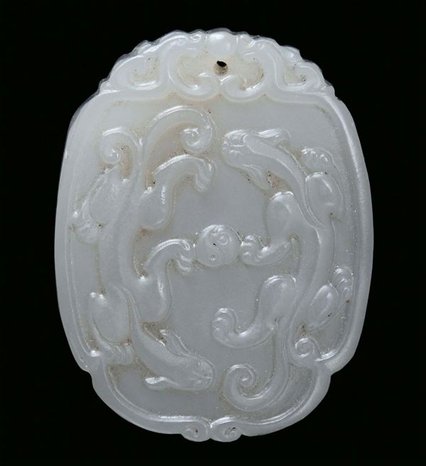 Placchetta in  giada bianca ovale decorata con draghi, Cina, XX secolo