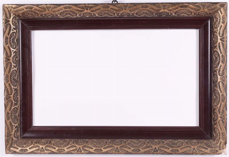 Cornice Liberty legno naturale con decori a rilievo dorati,  XX secolo  - Auction Antique Frames from 16th to 19th century - Cambi Casa d'Aste