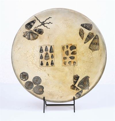 Piatto Tondo in Ceramica con Conchiglie, Ricci di Mare e Stelle Marine a Decoupage su Fondo Craqu...
