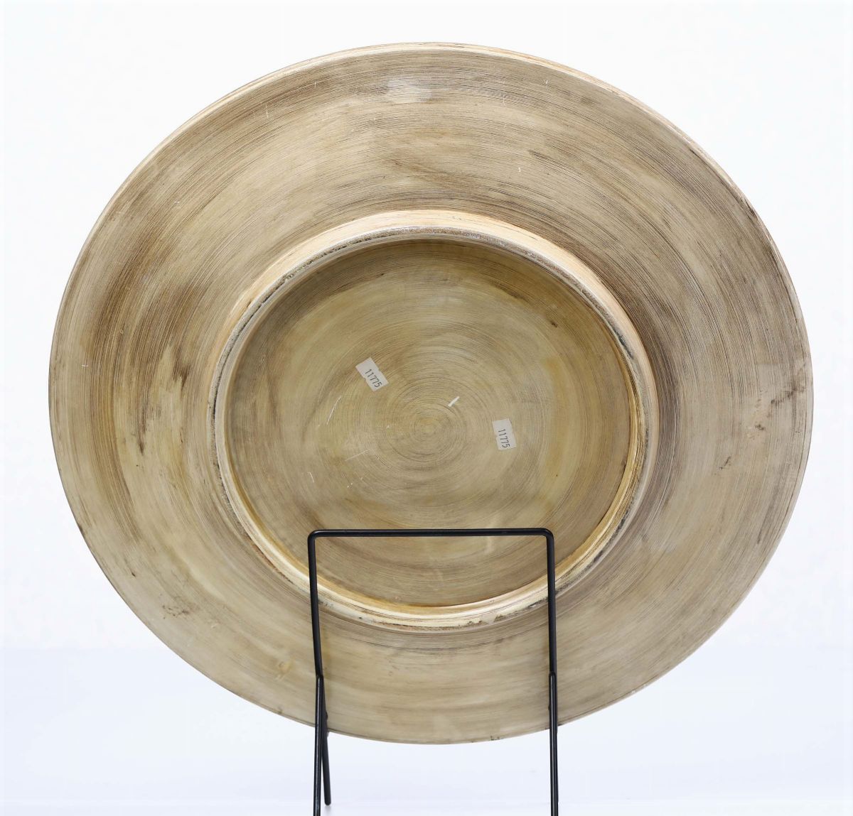 Piatto Tondo in Ceramica con Conchiglie, Ricci di Mare e Stelle Marine a Decoupage su Fondo Craqu...