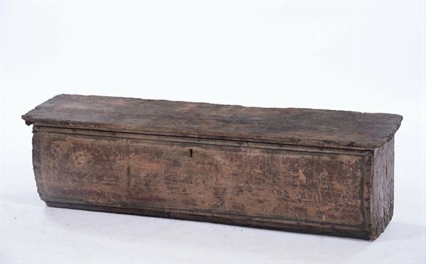 Cassapanca in legno dolce con tracce della lacca originale, XV/XVI secolo