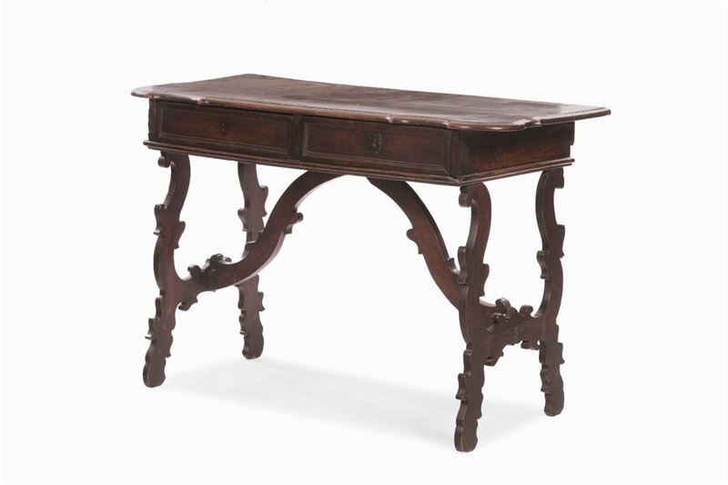 Tavolo in noce a due cassetti con piano sagomato e gambe a fratina, XVIII secolo  - Auction Furnishings and Works of Art from Important Private Collections - Cambi Casa d'Aste