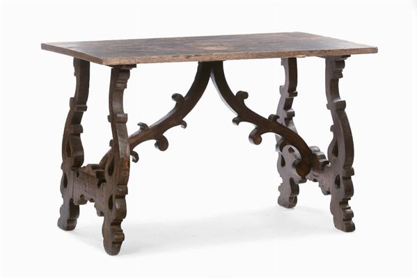 Tavolo a fratina rettangolare con base in noce e piano in legno dolce, XVII secolo