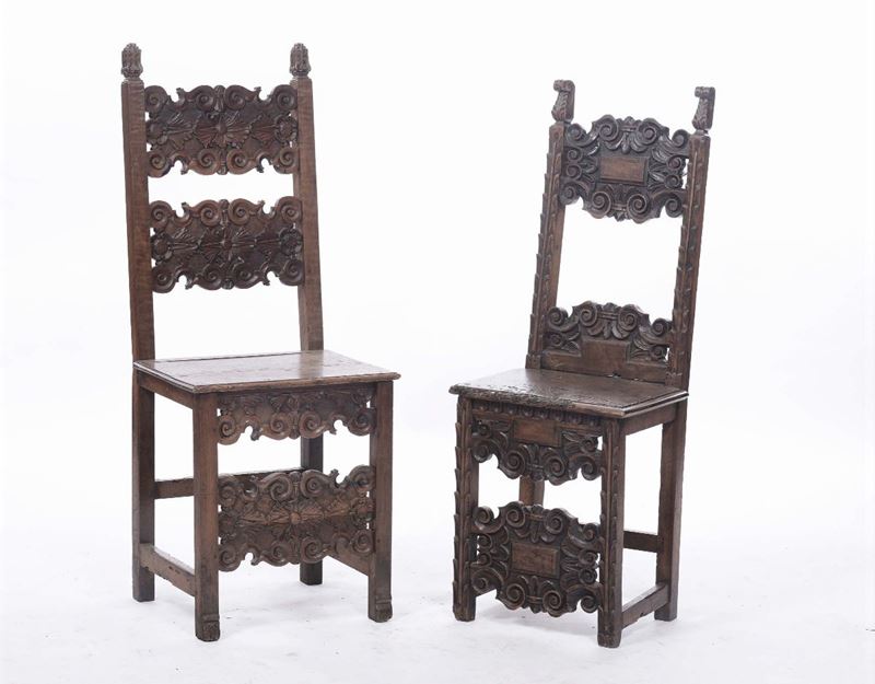Due sedie simili a cartelle in noce, Brescia XVII secolo  - Asta Asta a Tempo 3-2014 - Cambi Casa d'Aste