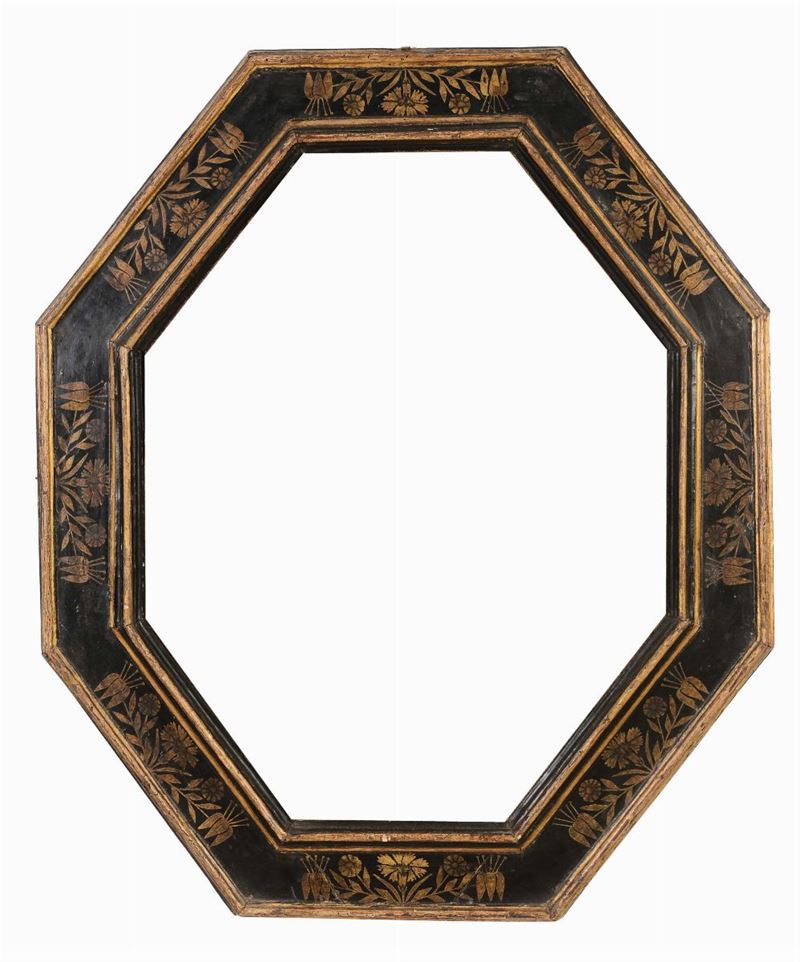 Cornice ottagonale a cassetta laccata e dorata, XVII secolo  - Auction Antique Frames from 16th to 19th century - Cambi Casa d'Aste