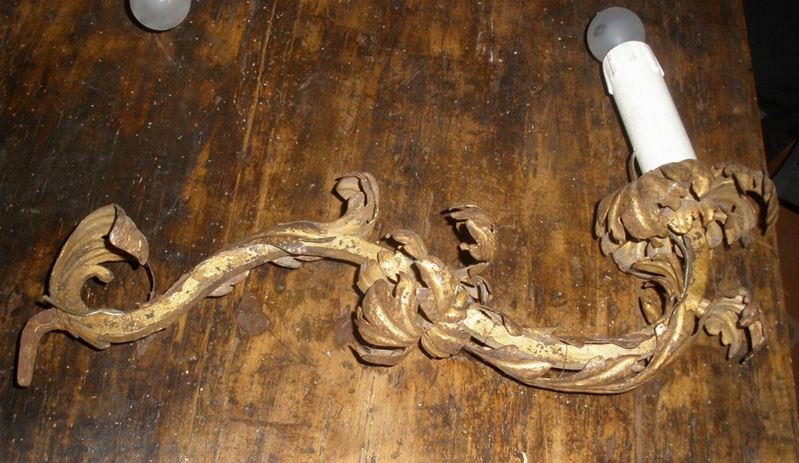 Coppia di bracci portaluce in ferro battuto dorato, XVIII secolo  - Asta Arredi e Oggetti d'Arte da Importanti Collezioni Private - Cambi Casa d'Aste