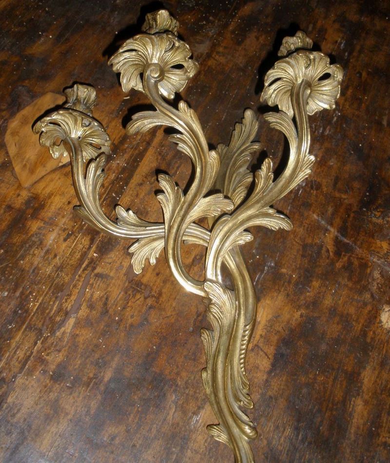 Applique in bronzo dorato in stile Luigi XV, XX secolo  - Auction Furnishings and Works of Art from Important Private Collections - Cambi Casa d'Aste