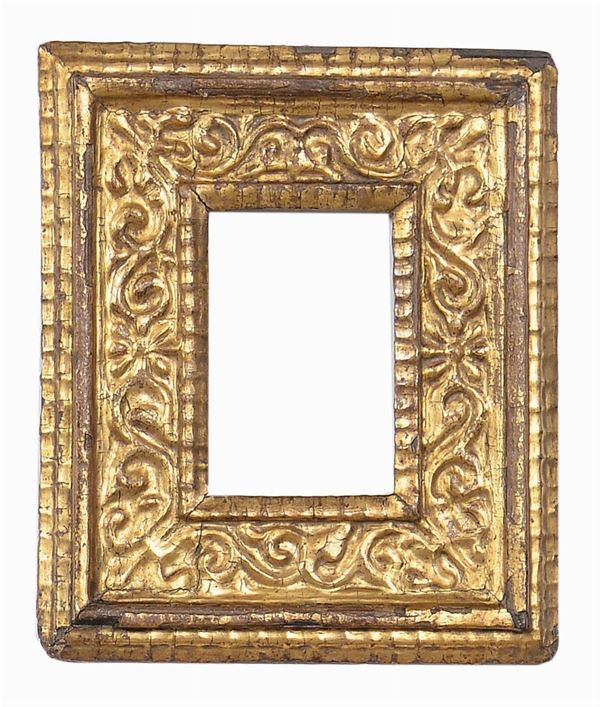 Piccola cornice a cassetta intagliata e dorata, XVII secolo