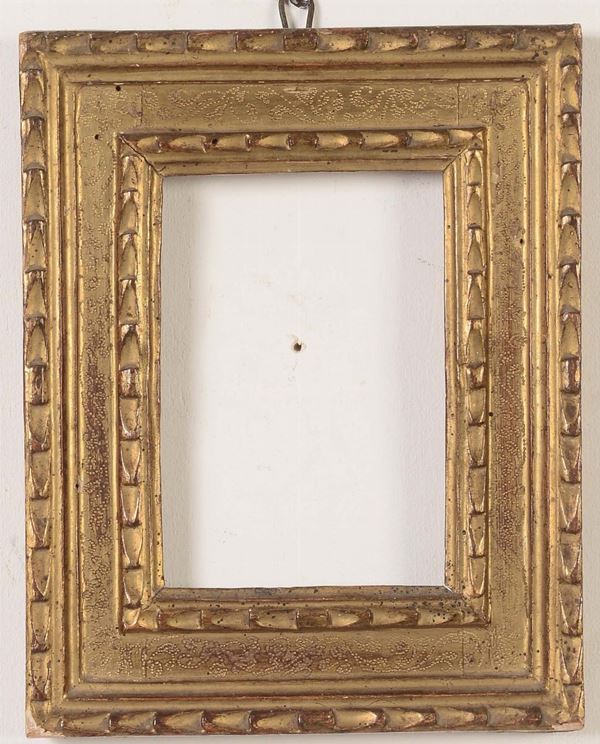 Piccola cornice a cassetta intagliata e dorata, XVII secoo