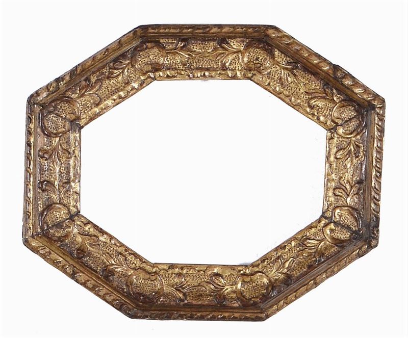 Piccola cornice ottagonale intagliata e dorata, XVIII secolo  - Auction Antique Frames from 16th to 19th century - Cambi Casa d'Aste
