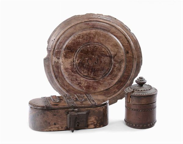 Lotto composto da scatola colindrica, piatto e cofanetto ovale, XVII secolo