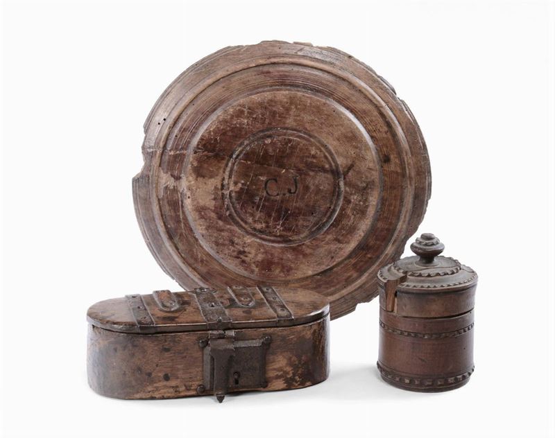 Lotto composto da scatola colindrica, piatto e cofanetto ovale, XVII secolo  - Asta Arredi e Oggetti d'Arte da Importanti Collezioni Private - Cambi Casa d'Aste