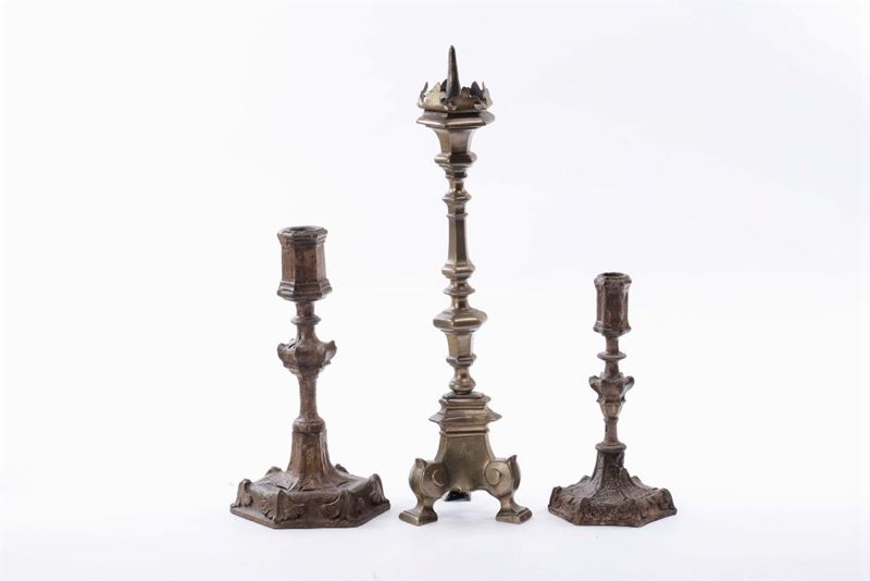 Lotto di tre candelieri, XVII secolo  - Asta Arredi e Oggetti d'Arte da Importanti Collezioni Private - Cambi Casa d'Aste