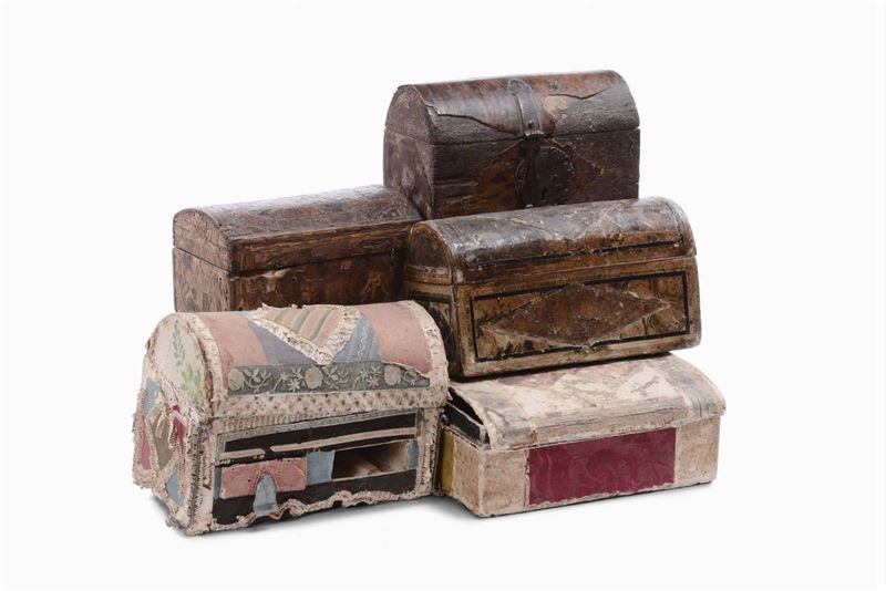 Gruppo di cinque cofanetti diversi di cui due in stoffa, XVII-XVIII secolo  - Asta Arredi e Oggetti d'Arte da Importanti Collezioni Private - Cambi Casa d'Aste