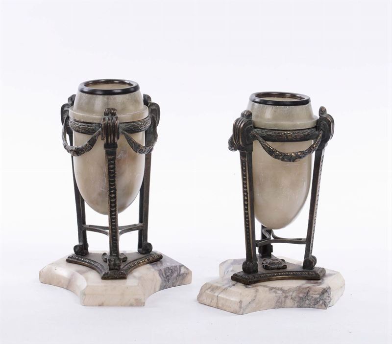 Coppia di cassolettes in alabastro e bronzo in stile Luigi XVI  - Auction Furnishings and Works of Art from Important Private Collections - Cambi Casa d'Aste