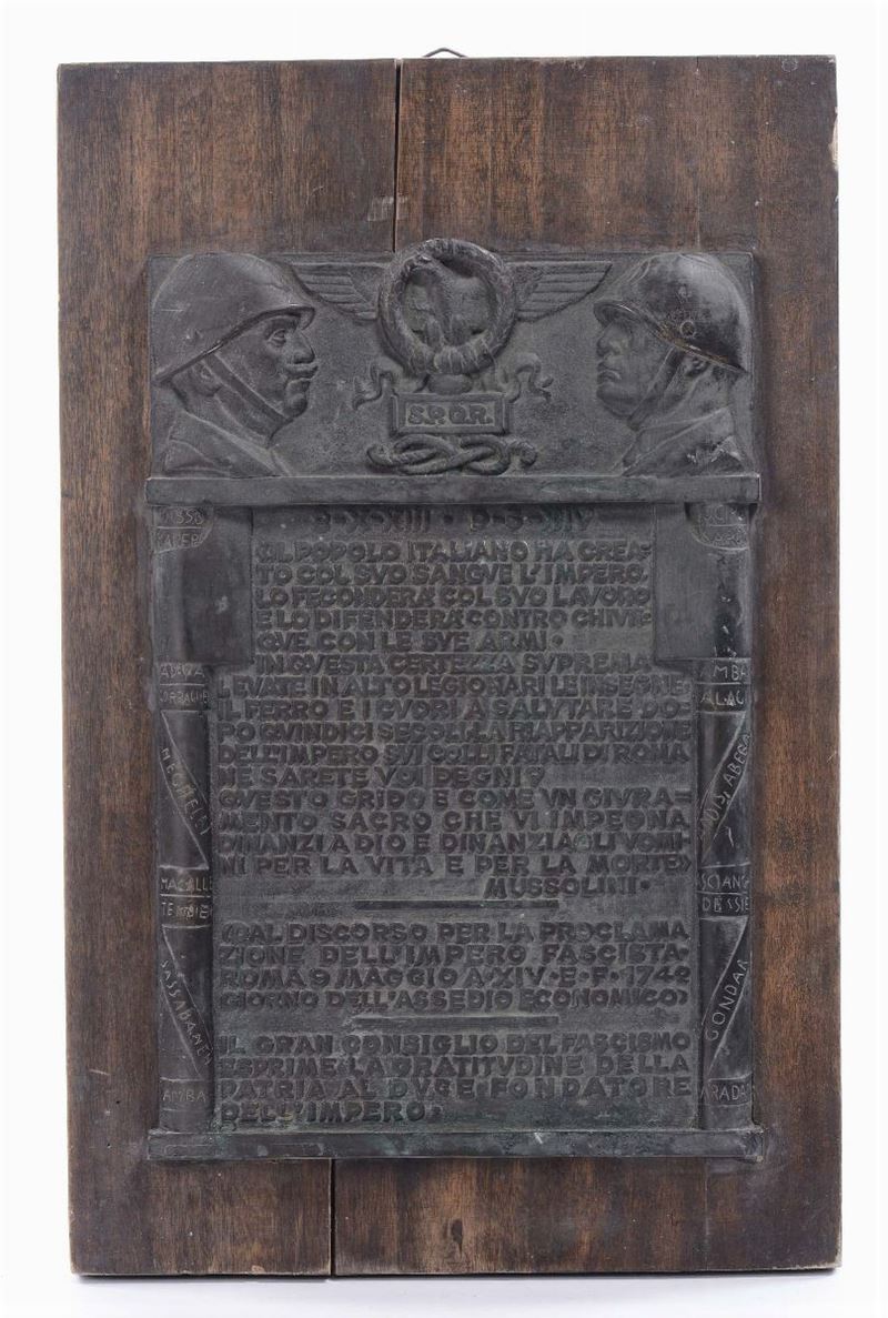 Targa in bronzo con iscrizione di epoca fascista  - Asta Arredi e Oggetti d'Arte da Importanti Collezioni Private - Cambi Casa d'Aste