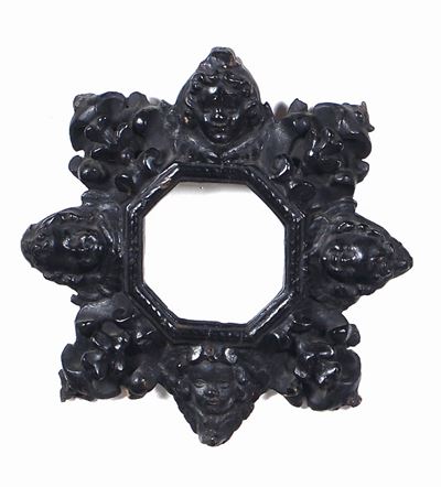 Piccola Cornice Ottagonale Intagliata e Laccata in Nero, XVII Secolo
