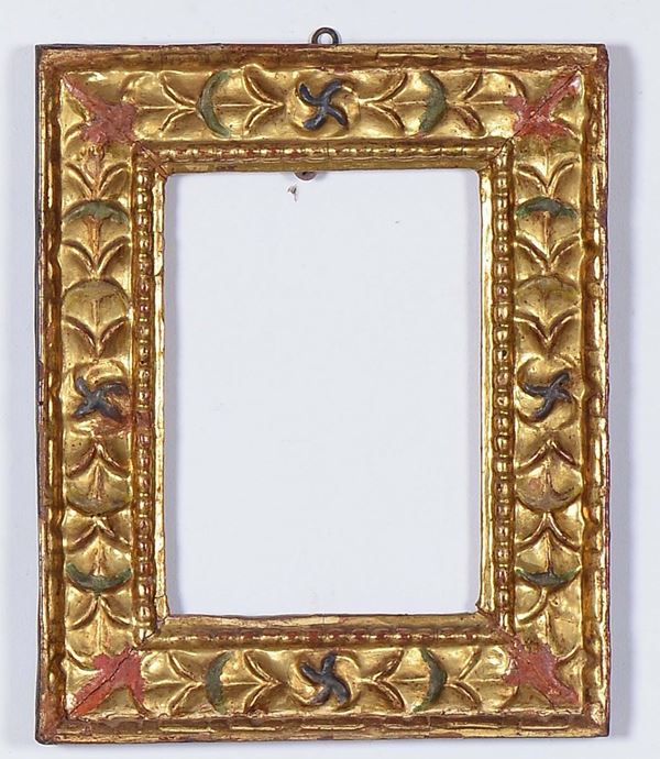 Piccola cornice intagliata, laccata e dorata, XVI secolo