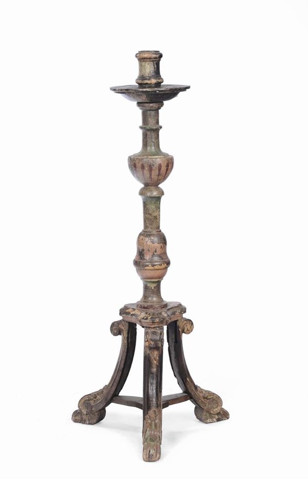 Grande candeliere con fusto tornito e sostegni a volute, XVIII secolo