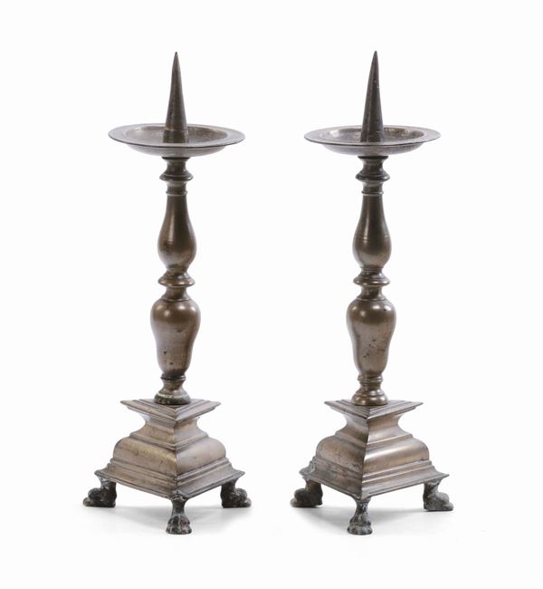 Coppia di piccoli candelieri in bronzo, XVII secolo