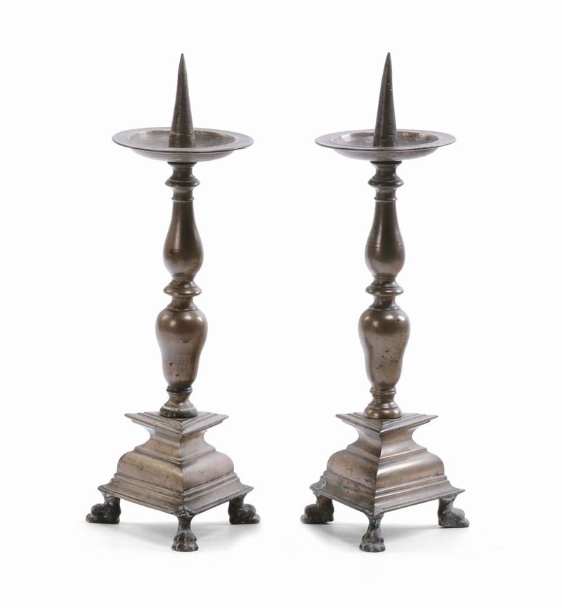 Coppia di piccoli candelieri in bronzo, XVII secolo  - Asta Arredi e Oggetti d'Arte da Importanti Collezioni Private - Cambi Casa d'Aste
