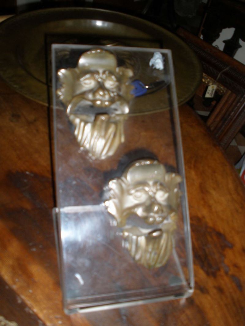 Coppia di piccoli mascheroni in bronzo, XVIII secolo  - Asta Arredi e Oggetti d'Arte da Importanti Collezioni Private - Cambi Casa d'Aste