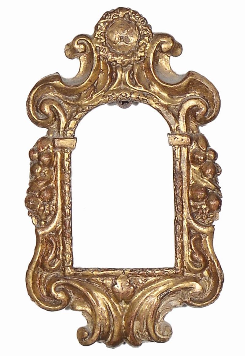 Piccola cornice ad anconetta intagliata e dorata, XVIII secolo  - Auction Antique Frames from 16th to 19th century - Cambi Casa d'Aste