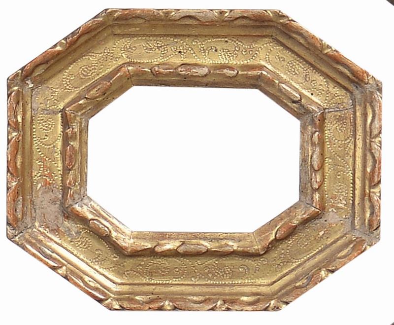 Piccola cornice ottagonale intagliata e interamnete dorata, XVII secolo  - Auction Antique Frames from 16th to 19th century - Cambi Casa d'Aste