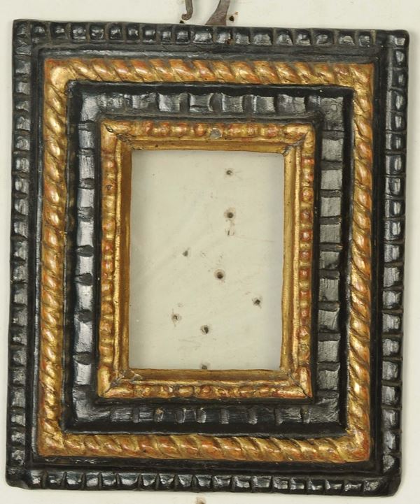 Piccola cornice intagliata, laccata e dorata, XVII secolo