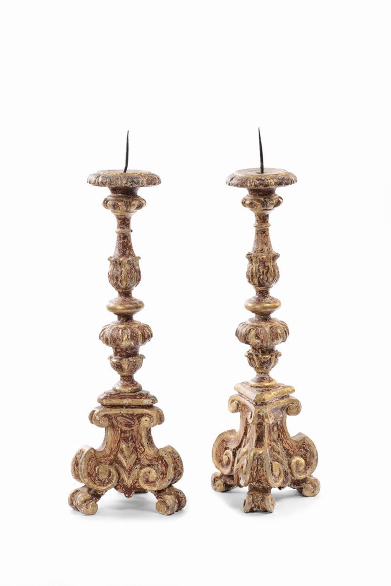 Coppia di candelieri Luigi XV laccati a finto marmo e dorati, XVII secolo  - Asta Arredi e Oggetti d'Arte da Importanti Collezioni Private - Cambi Casa d'Aste