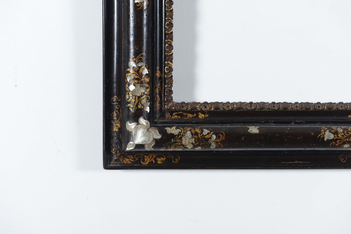 Cornice con Intarsi in Madreperla e Decori Dorati, Venezia XVIII Secolo