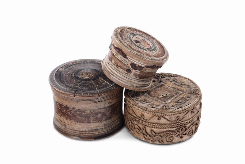 Lotto di tre scatoline cilindriche in legno, XVII-XVIII secolo  - Asta Arredi e Oggetti d'Arte da Importanti Collezioni Private - Cambi Casa d'Aste