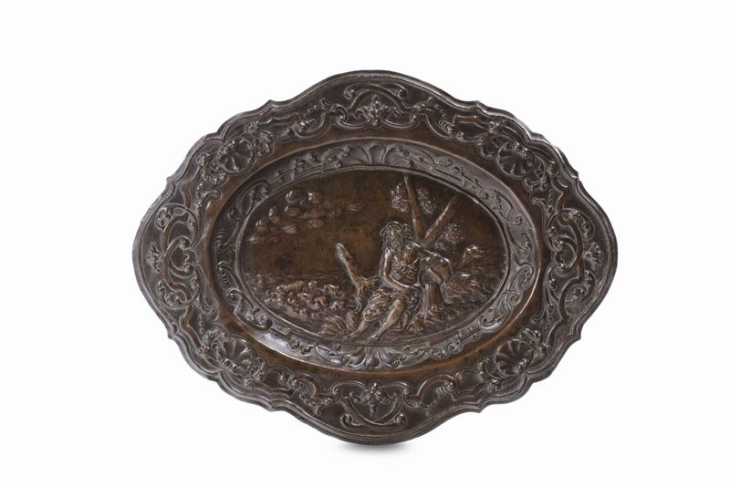 Vassoio sagomato in rame sbalzato con divinità fluviale, XVIII secolo  - Auction Furnishings and Works of Art from Important Private Collections - Cambi Casa d'Aste