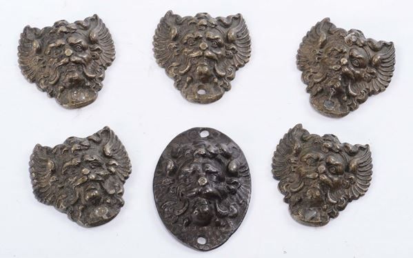 Serie di sei placchette in bronzo sbalzato a mascheroni, XVIII secolo