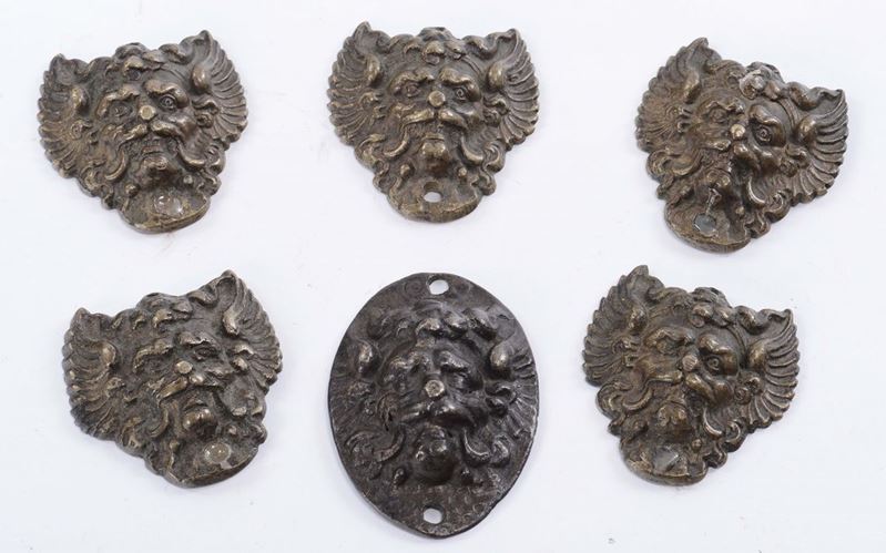 Serie di sei placchette in bronzo sbalzato a mascheroni, XVIII secolo  - Asta Asta a Tempo 2-2014 - Cambi Casa d'Aste