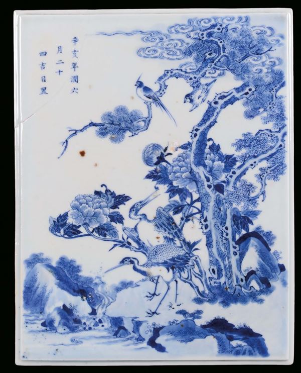 Placca in porcellana bianca e blu con soggetto naturalistico ed iscrizioni, Cina, XIX secolo