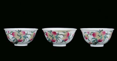 Tre Coppette in Ceramica con Decoro di Pesche, Cina, XX Secolo