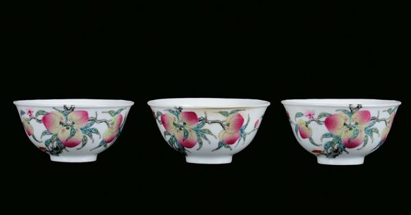 Tre coppette in ceramica con decoro di pesche, Cina, XX secolo