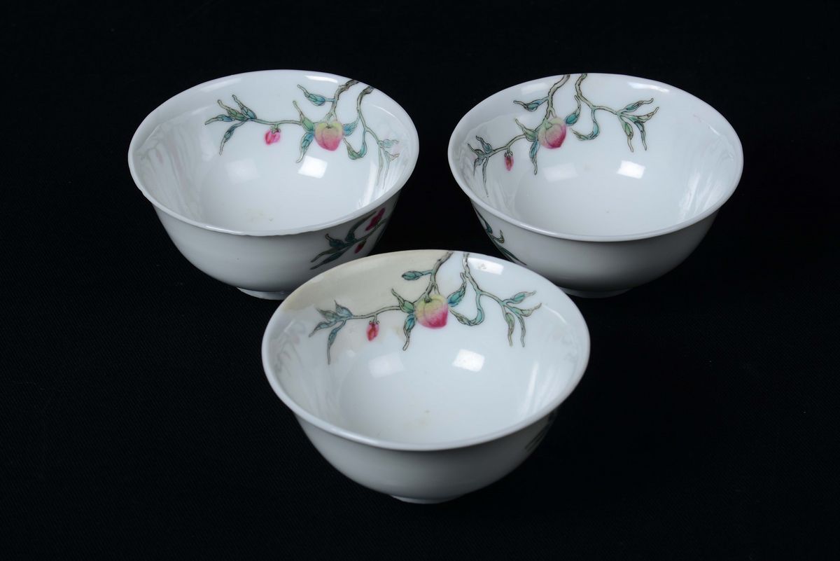 Tre Coppette in Ceramica con Decoro di Pesche, Cina, XX Secolo