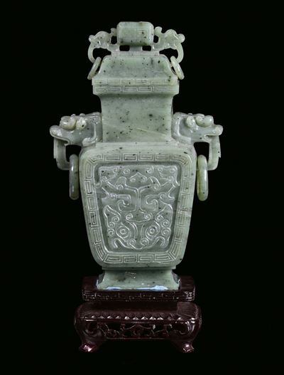 Vaso in Giada Verde Spinacio con Manici a Testa di Drago e Anelli a Decoro Arcaico, Cina, Dinasti...