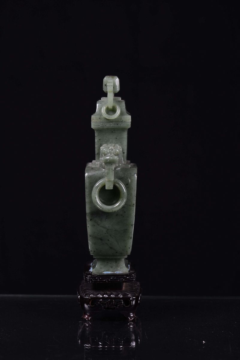 Vaso in Giada Verde Spinacio con Manici a Testa di Drago e Anelli a Decoro Arcaico, Cina, Dinasti...