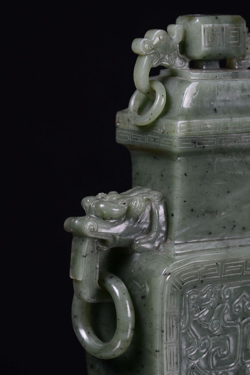 Vaso in Giada Verde Spinacio con Manici a Testa di Drago e Anelli a Decoro Arcaico, Cina, Dinasti...