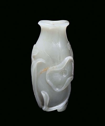Piccolo Vaso in Giada Bianca Scolpita a Motivo Floreale, Cina, Dinastia Qing, Periodo Qianlong (1...