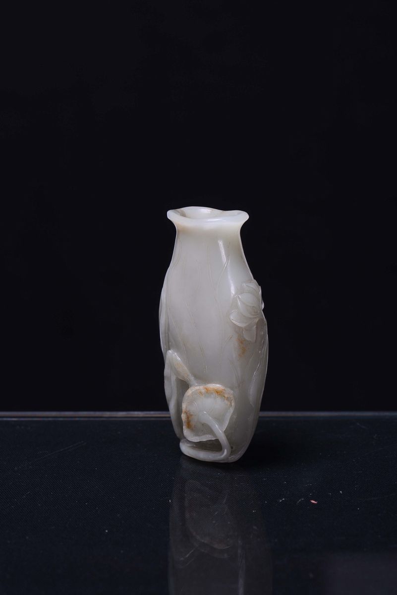 Piccolo Vaso in Giada Bianca Scolpita a Motivo Floreale, Cina, Dinastia Qing, Periodo Qianlong (1...