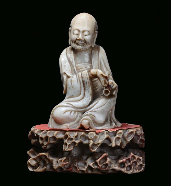 Luohan in pietra saponaria su base a forma di roccia, Cina, Dinastia Qing, XVIII secolo